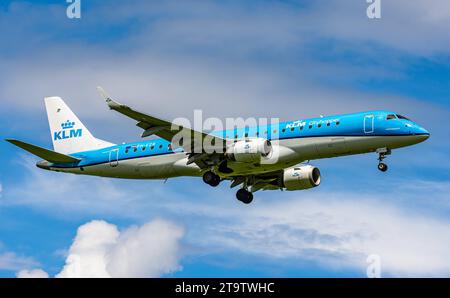 KLM Cityhopper Ein Embraer 190STD von KLM Cityhopper befindet sich im Landeanflug auf den Flughafen Zürich. Das Flugzeug kommt aus Amsterdam. Registration PH-EZR. Zürich, Schweiz, 12.05.2023 *** KLM Cityhopper A KLM Cityhopper Embraer 190STD is on approach to Zurich Airport The aircraft is arriving from Amsterdam Registration PH EZR Zurich, Switzerland, 12 05 2023 Credit: Imago/Alamy Live News Stock Photo