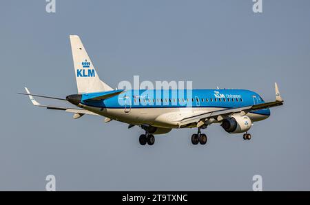 KLM Cityhopper Ein Embraer 190STD von KLM Cityhopper ist im Anflug auf die Landebahn 28 des Flughafen Zürich. Registration PH-EZZ. Zürich, 06.06.2023 *** KLM Cityhopper An Embraer 190STD from KLM Cityhopper is approaching runway 28 at Zurich Airport Registration PH EZZ Zurich, 06 06 2023 Credit: Imago/Alamy Live News Stock Photo