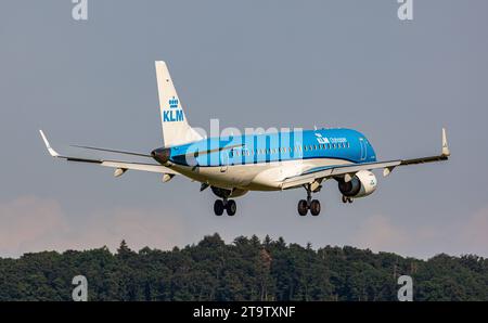 KLM Cityhopper Ein Embraer 190STD von KLM Cityhopper ist im Anflug auf die Landebahn 28 des Flughafen Zürich. Registration PH-EZZ. Zürich, 06.06.2023 *** KLM Cityhopper An Embraer 190STD from KLM Cityhopper is approaching runway 28 at Zurich Airport Registration PH EZZ Zurich, 06 06 2023 Credit: Imago/Alamy Live News Stock Photo