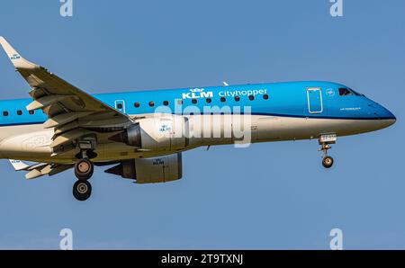 KLM Cityhopper Ein Embraer 190STD von KLM Cityhopper ist im Anflug auf die Landebahn 28 des Flughafen Zürich. Registration PH-EZZ. Zürich, 06.06.2023 *** KLM Cityhopper An Embraer 190STD from KLM Cityhopper is approaching runway 28 at Zurich Airport Registration PH EZZ Zurich, 06 06 2023 Credit: Imago/Alamy Live News Stock Photo