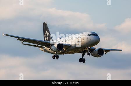 Lufthansa Ein Airbus A319-112 von Lufthansa ist, aus München kommend, im Landeanflug auf den Flughafen Zürich. Das Kurzstreckenflugzeug trägt die Registration D-AIBH und ist mit dem Schriftzug der Luftfahrtallianz Star Alliance beschriftet. Zürich, 06.06.2023 *** Lufthansa An Airbus A319 112 from Lufthansa, coming from Munich, is approaching Zurich Airport The short-haul aircraft bears the registration D AIBH and is labeled with the lettering of the Star Alliance aviation alliance Zurich, 06 06 2023 Credit: Imago/Alamy Live News Stock Photo