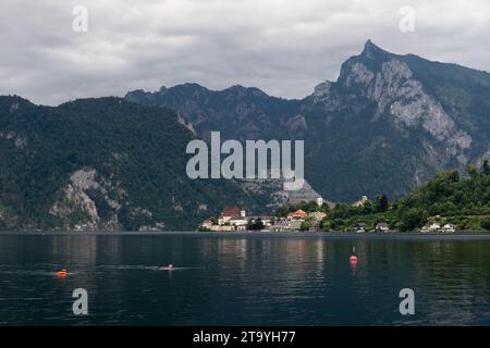 Traunsee (Lake Traun), Traunkirchen Monastery and Kirche Maria Krönung (Traunkirchen parish church) in Traunkirchen, Salzkammergut, Upper Austria, Aus Stock Photo