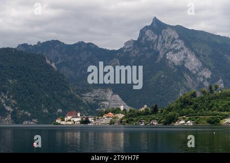 Traunsee (Lake Traun), Traunkirchen Monastery and Kirche Maria Krönung (Traunkirchen parish church) in Traunkirchen, Salzkammergut, Upper Austria, Aus Stock Photo