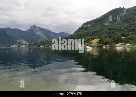 Traunsee (Lake Traun), Traunkirchen Monastery and Kirche Maria Krönung (Traunkirchen parish church) in Traunkirchen, Salzkammergut, Upper Austria, Aus Stock Photo