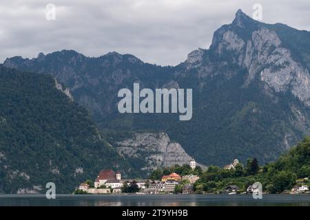 Traunsee (Lake Traun), Traunkirchen Monastery and Kirche Maria Krönung (Traunkirchen parish church) in Traunkirchen, Salzkammergut, Upper Austria, Aus Stock Photo