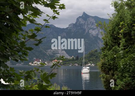 Traunsee (Lake Traun), Traunkirchen Monastery and Kirche Maria Krönung (Traunkirchen parish church) in Traunkirchen, Salzkammergut, Upper Austria, Aus Stock Photo