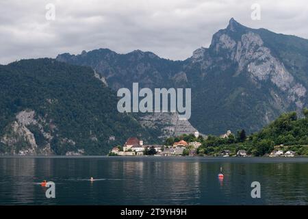 Traunsee (Lake Traun), Traunkirchen Monastery and Kirche Maria Krönung (Traunkirchen parish church) in Traunkirchen, Salzkammergut, Upper Austria, Aus Stock Photo