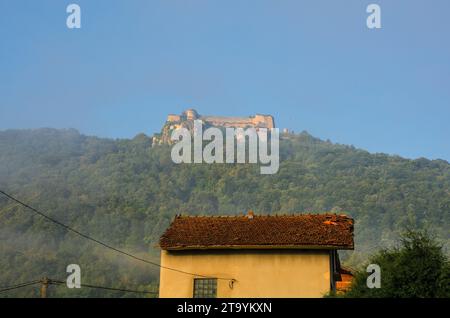 Low cloud surrounds the hill of the historic 15th century Ostrovica Castle overlooking Kulen Vakuf village in the Una National Park. Una-Sana, Bosnia Stock Photo