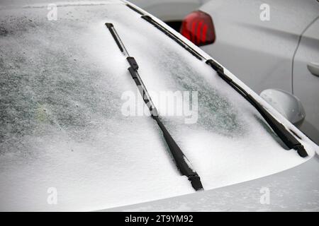 Non Exclusive: KYIV, UKRAINE - NOVEMBER 27, 2023 - Snow covers the windscreen of a car, Kyiv, capital of Ukraine. Stock Photo