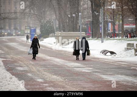 Non Exclusive: KYIV, UKRAINE - NOVEMBER 27, 2023 - Pedestrians walk Khreshchatyk Street during a snowfall, Kyiv, capital of Ukraine. Stock Photo