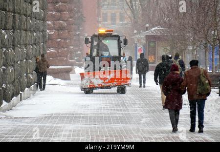Non Exclusive: KYIV, UKRAINE - NOVEMBER 27, 2023 - A tractor cleans Khreshchatyk Street from snow, Kyiv, capital of Ukraine. Stock Photo
