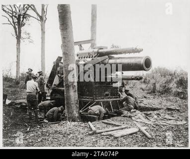 WW1 World War I - Positioning 'Granny', a 15' Howitzer gun, France Stock Photo