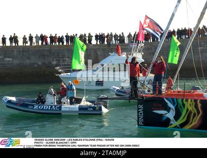 VENDEE GLOBE 2008/2009 - LES SABLES D'OLONNE (FRA) - 16/02/09 PHOTO : OLIVIER BLANCHET / DPPI FINISH FOR BRIAN THOMPSON (UK) / BAHRAIN TEAM PINDAR AFTER 98D 20H 29MN 55SEC Stock Photo