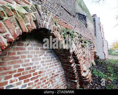 Duisburg, Germany. 28th Nov, 2023. View of part of the oldest surviving post-Roman city wall in Germany. Extensive sections of around one kilometer of Duisburg's medieval city wall have survived and have been restored in sections for almost 20 years now. Built between the 12th and 14th centuries, the defensive wall was hidden for years between industrial buildings in Duisburg harbor. Credit: Roland Weihrauch/dpa/Alamy Live News Stock Photo
