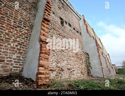 Duisburg, Germany. 28th Nov, 2023. View of part of the oldest surviving post-Roman city wall in Germany. Extensive sections of around one kilometer of Duisburg's medieval city wall have survived and have been restored in sections for almost 20 years now. Built between the 12th and 14th centuries, the defensive wall was hidden for years between industrial buildings in Duisburg harbor. Credit: Roland Weihrauch/dpa/Alamy Live News Stock Photo