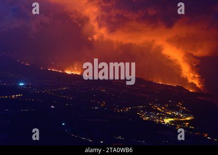 La Palma volcano eruption seen from the El Time viewpoint (11-16-2021). At right fajana (lavic delta) and sea. Night photography. Stock Photo