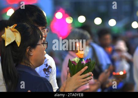 Bangkok, Thailand. 27th Nov, 2023. People prepare to release water lanterns during the Loy Krathong Festival in Bangkok, Thailand, Nov. 27, 2023. Credit: Rachen Sageamsak/Xinhua/Alamy Live News Stock Photo