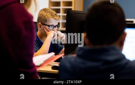 Rotterdam, Netherlands. 28th Nov, 2023. ROTTERDAM - Children take lessons at the Visio school for blind and visually impaired children. ANP IRIS VAN DEN BROEK netherlands out - belgium out Credit: ANP/Alamy Live News Stock Photo