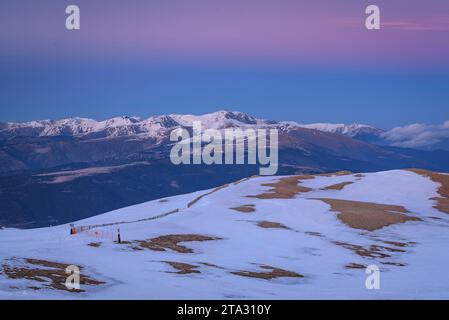 Sunset from the summit of the snowy Tosa d'Alp in winter (Cerdanya, Catalonia, Spain, Pyrenees) ESP: Atardecer desde la cumbre de la Tosa d'Alp nevada Stock Photo