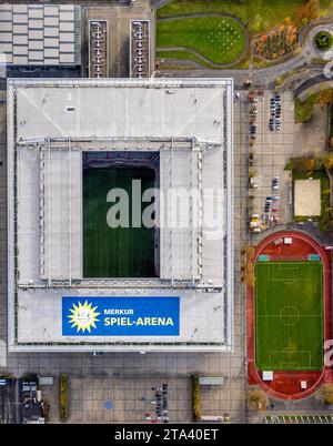 Luftbild, Senkrechtaufnahme vom Bundesligastadion MERKUR SPIEL-ARENA Fußballplatz Fortuna Düsseldorf 1895 mit offenem Dach, umgeben von herbstlichen Laubbäumen, Stockum, Düsseldorf, Rheinland, Nordrhein-Westfalen, Deutschland ACHTUNGxMINDESTHONORARx60xEURO *** Aerial view, vertical shot of the Bundesliga stadium MERKUR SPIEL ARENA soccer field Fortuna Düsseldorf 1895 with open roof, surrounded by autumnal deciduous trees, Stockum, Düsseldorf, Rhineland, North Rhine-Westphalia, Germany ACHTUNGxMINDESTHONORARx60xEURO Credit: Imago/Alamy Live News Stock Photo