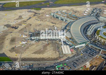 Luftbild, Flughafen Düsseldorf Airport Terminals und Flugzeuge, umgeben von herbstlichen Laubbäumen, Lohausen, Düsseldorf, Rheinland, Nordrhein-Westfalen, Deutschland ACHTUNGxMINDESTHONORARx60xEURO *** Aerial view, Düsseldorf Airport Terminals and airplanes, surrounded by autumnal deciduous trees, Lohausen, Düsseldorf, Rhineland, North Rhine-Westphalia, Germany ATTENTIONxMINDESTHONORARx60xEURO Credit: Imago/Alamy Live News Stock Photo