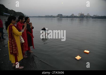 Kolkata, West Bengal, India. 26th Nov, 2023. Hindu devotees offering illuminated diya to the Ganges on the auspicious day of Kartik Purnima signifying bhakti to Lord Vishnu as the Dev Deepavali celebration. (Credit Image: © Biswarup Ganguly/Pacific Press via ZUMA Press Wire) EDITORIAL USAGE ONLY! Not for Commercial USAGE! Stock Photo