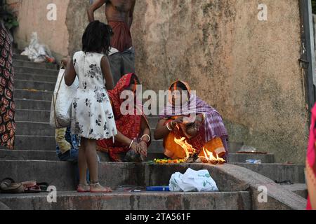 Kolkata, West Bengal, India. 26th Nov, 2023. Hindu devotees offering illuminated diya to the Ganges on the auspicious day of Kartik Purnima signifying bhakti to Lord Vishnu as the Dev Deepavali celebration. (Credit Image: © Biswarup Ganguly/Pacific Press via ZUMA Press Wire) EDITORIAL USAGE ONLY! Not for Commercial USAGE! Stock Photo