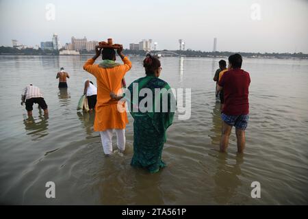 Kolkata, West Bengal, India. 26th Nov, 2023. Hindu devotees offering illuminated diya to the Ganges on the auspicious day of Kartik Purnima signifying bhakti to Lord Vishnu as the Dev Deepavali celebration. (Credit Image: © Biswarup Ganguly/Pacific Press via ZUMA Press Wire) EDITORIAL USAGE ONLY! Not for Commercial USAGE! Stock Photo