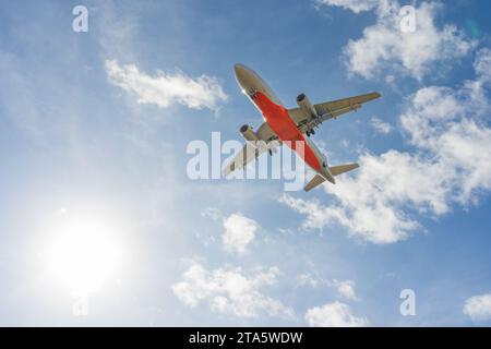 Looking up at a low flying passenger jet coming in to land at Tullamarine in Melbourne, Victoria, Australia Stock Photo