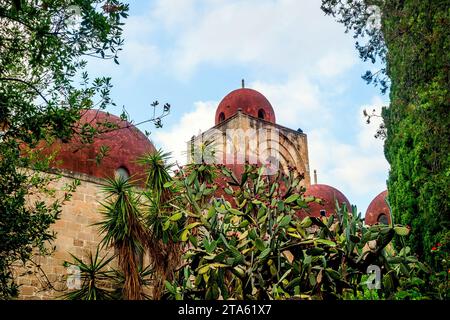 Cloister of San Giovanni degli Eremiti (St John of the Hermits) , an ancient former monastic Arab-Norman and  Romanesque style church - Palermo, Italy Stock Photo