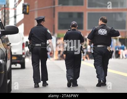 NYPD Police Officers on duty in Manhattan - NEW YORK CITY, USA ...