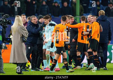 Hamburg, Deutschland. 28th Nov, 2023. Rudelbildung nach Spielende GER, Schachtar Donezk vs. Royal Antwerpen FC, Fussball, Champions League, Gruppe H, Spieltag 5, Saison 2023/2024, 28.11.2023 Foto: Eibner-Pressefoto/Marcel von Fehrn Credit: dpa/Alamy Live News Stock Photo