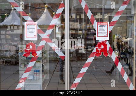 Dresden, Germany. 29th Nov, 2023. Barrier tape hangs on a closed pharmacy. Numerous pharmacies in eastern Germany will remain closed on November 29, 2023 in protest. Credit: Sebastian Kahnert/dpa/Alamy Live News Stock Photo