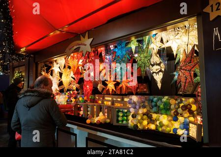 stand with stars and Christmas tree balls on the Christmas market at Roncalliplatz in front of the cathedral, Cologne, Germany. Stand mit Sternen und Stock Photo