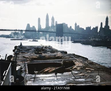 View of the wrecked flight deck aft of USS Franklin (CV-13) off Manhattan on 28 April 1945. Stock Photo