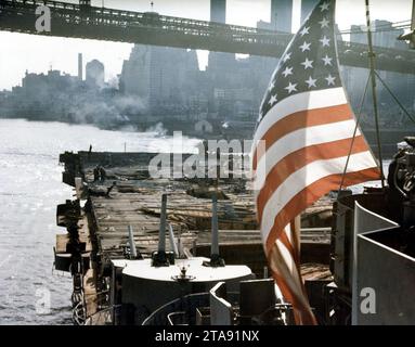 View of the wrecked flight deck aft of USS Franklin (CV-13) off Manhattan in April 1945. Stock Photo