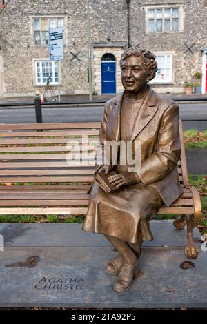 Agatha Christie Statue bench, Kinecroft, Wallingford, November 2023 Stock Photo