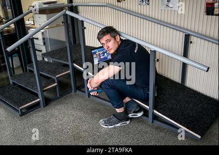 Non Exclusive: ZAPORIZHZHIA, UKRAINE - NOVEMBER 17, 2023 - Prosthetist Oleksii Yatsenko works at the Prosthetics and Rehabilitation Centre, Zaporizhzh Stock Photo