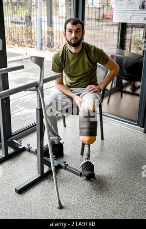 Non Exclusive: ZAPORIZHZHIA, UKRAINE - NOVEMBER 17, 2023 - Serviceman Andrii visits the Prosthetics and Rehabilitation Centre for the fitting of a pro Stock Photo
