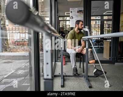 Non Exclusive: ZAPORIZHZHIA, UKRAINE - NOVEMBER 17, 2023 - Serviceman Andrii visits the Prosthetics and Rehabilitation Centre for the fitting of a pro Stock Photo