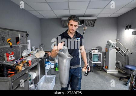 Non Exclusive: ZAPORIZHZHIA, UKRAINE - NOVEMBER 17, 2023 - Prosthetist Oleksii Yatsenko shows the socket of a prosthetic leg at the Prosthetics and Re Stock Photo