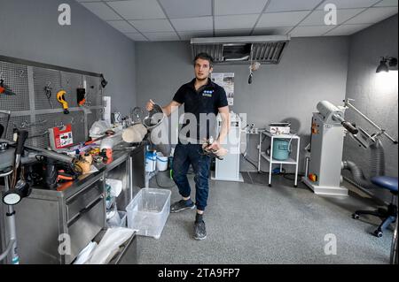 Non Exclusive: ZAPORIZHZHIA, UKRAINE - NOVEMBER 17, 2023 - Prosthetist Oleksii Yatsenko shows the socket of a prosthetic leg at the Prosthetics and Re Stock Photo