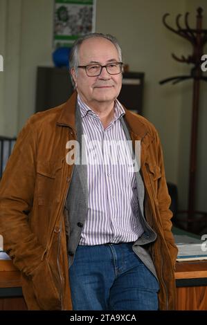 Schauspieler Hartmut Volle posiert am Set der ARD Serie Rentnercops *** Actor Hartmut Volle poses on the set of the ARD series Rentnercops Credit: Imago/Alamy Live News Stock Photo