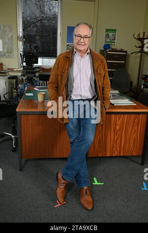 Schauspieler Hartmut Volle posiert am Set der ARD Serie Rentnercops *** Actor Hartmut Volle poses on the set of the ARD series Rentnercops Credit: Imago/Alamy Live News Stock Photo