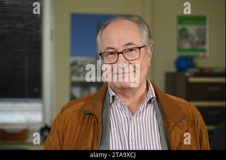 Schauspieler Hartmut Volle posiert am Set der ARD Serie Rentnercops *** Actor Hartmut Volle poses on the set of the ARD series Rentnercops Credit: Imago/Alamy Live News Stock Photo