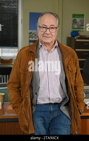 Schauspieler Hartmut Volle posiert am Set der ARD Serie Rentnercops *** Actor Hartmut Volle poses on the set of the ARD series Rentnercops Credit: Imago/Alamy Live News Stock Photo