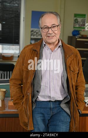 Schauspieler Hartmut Volle posiert am Set der ARD Serie Rentnercops *** Actor Hartmut Volle poses on the set of the ARD series Rentnercops Credit: Imago/Alamy Live News Stock Photo