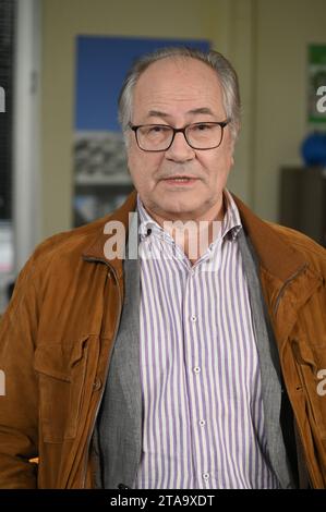 Schauspieler Hartmut Volle posiert am Set der ARD Serie Rentnercops *** Actor Hartmut Volle poses on the set of the ARD series Rentnercops Credit: Imago/Alamy Live News Stock Photo