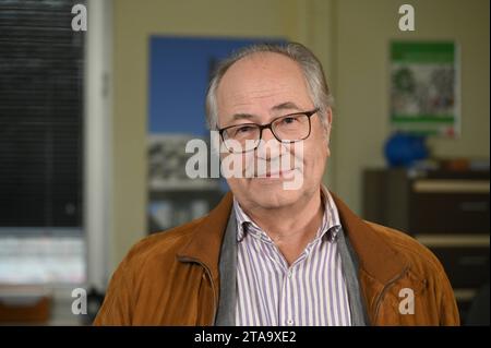 Schauspieler Hartmut Volle posiert am Set der ARD Serie Rentnercops *** Actor Hartmut Volle poses on the set of the ARD series Rentnercops Credit: Imago/Alamy Live News Stock Photo