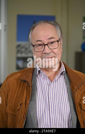 Schauspieler Hartmut Volle posiert am Set der ARD Serie Rentnercops *** Actor Hartmut Volle poses on the set of the ARD series Rentnercops Credit: Imago/Alamy Live News Stock Photo